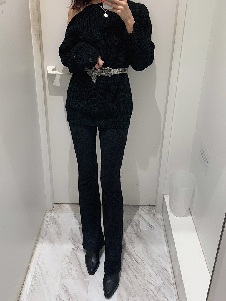 ブラック系のニット/セーター、ブラック系のブーツ、ブラック系のレギンス/スパッツを着用したレディースの秋コーディネートの3枚目の写真