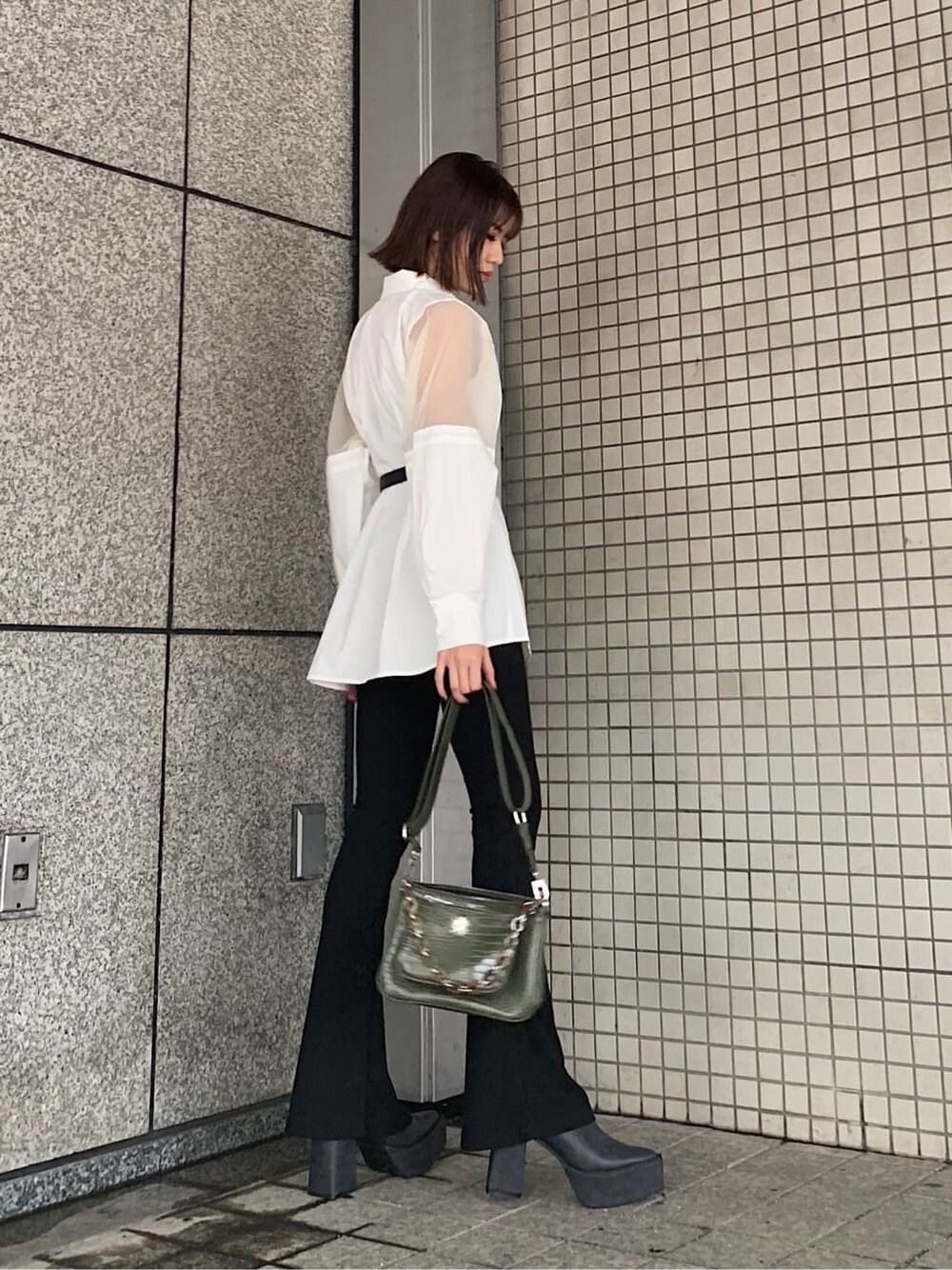 ブラック系のその他パンツ、ブラック系のサンダル、ホワイト系のシャツ/ブラウスを着用したレディースの夏コーディネートの2枚目の写真