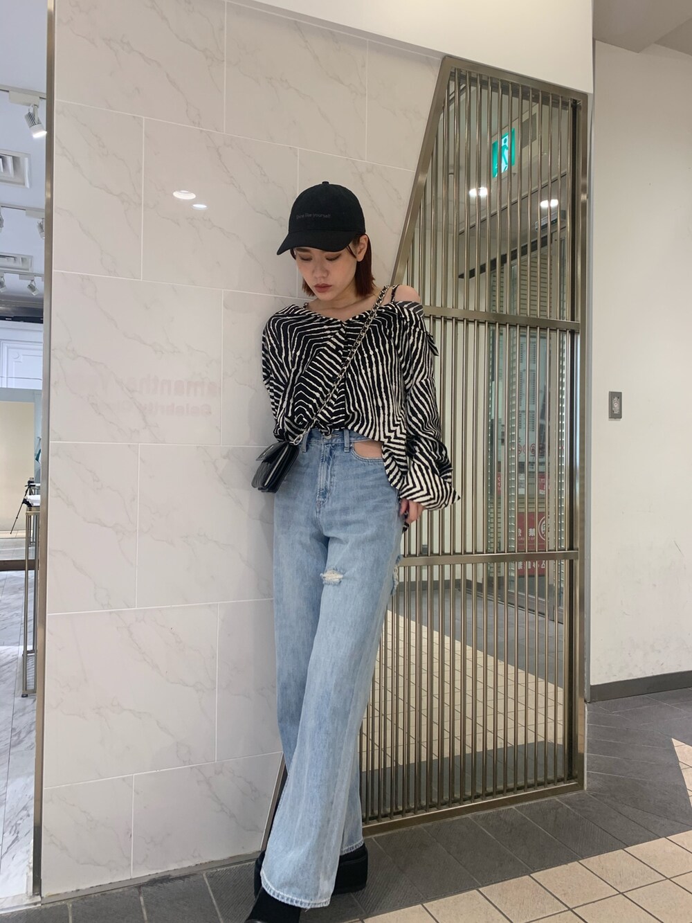 その他のシャツ/ブラウス、ブラック系のショルダーバッグ、ブルー系のデニムパンツを着用したレディースの夏コーディネートの2枚目の写真