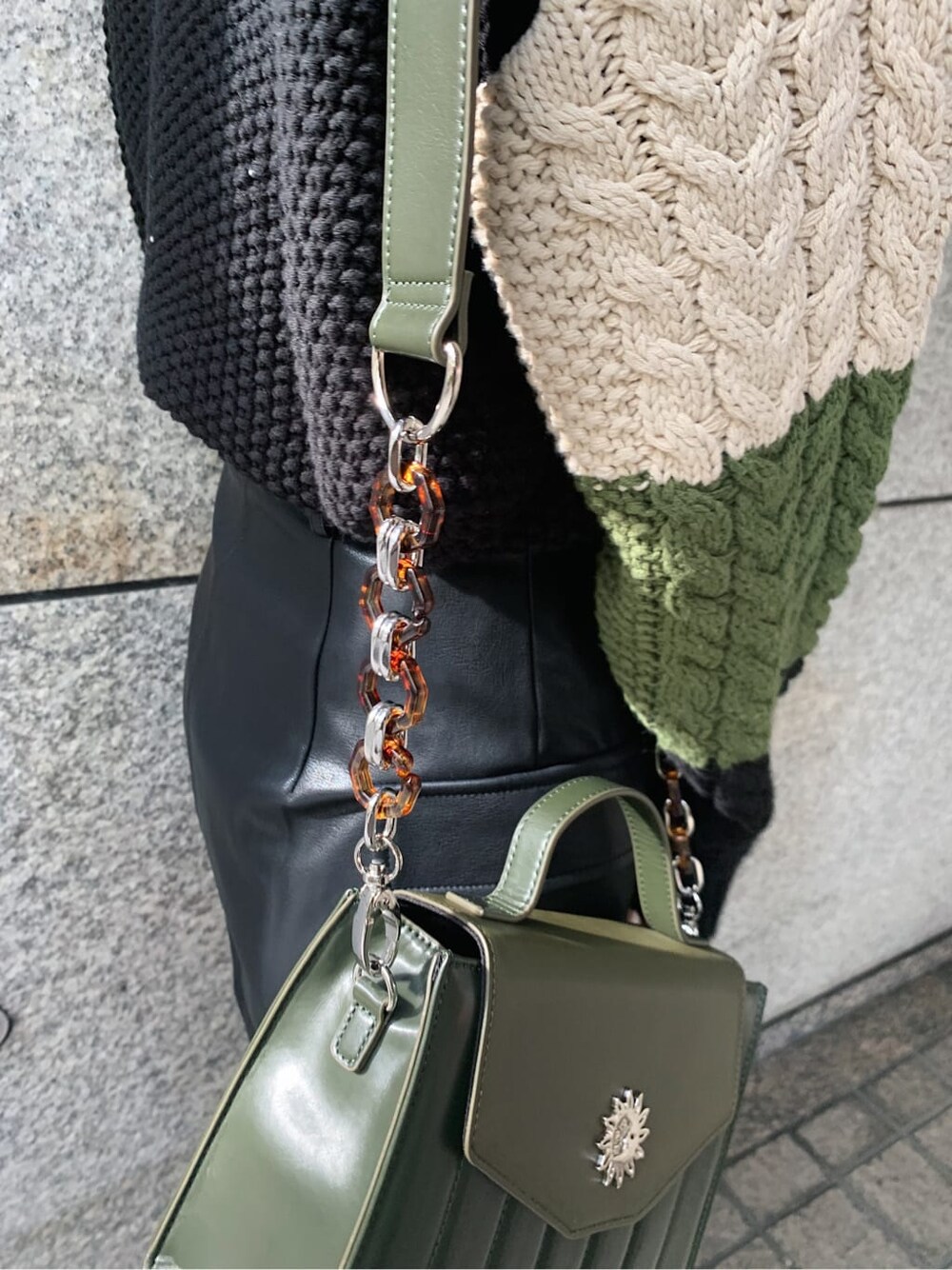 ブラック系のブーツ、ホワイト系のブルゾン、ブラック系のニット/セーターを着用したレディースの冬コーディネートの7枚目の写真