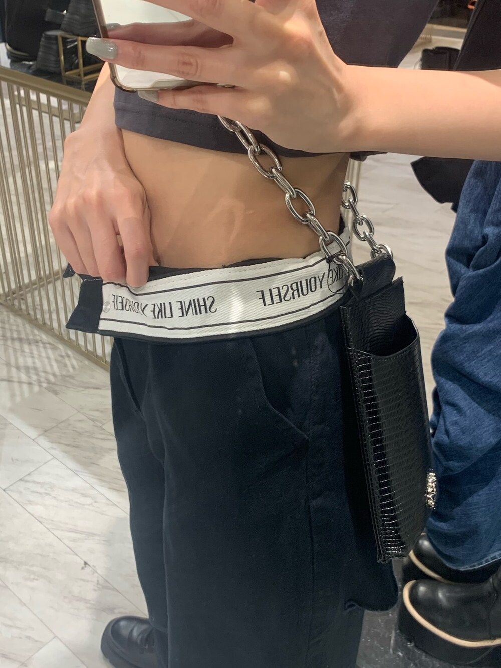 ブラック系のブーツ、グレー系のTシャツ/カットソー、ブラック系のその他パンツを着用したレディースの春コーディネートの5枚目の写真