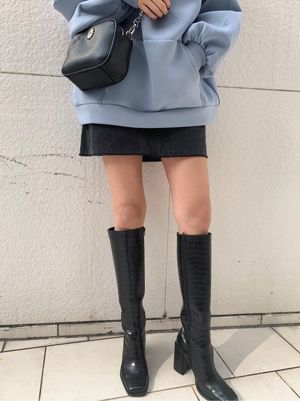 ブラック系のデニムスカートを着用したレディースの冬コーディネートの6枚目の写真