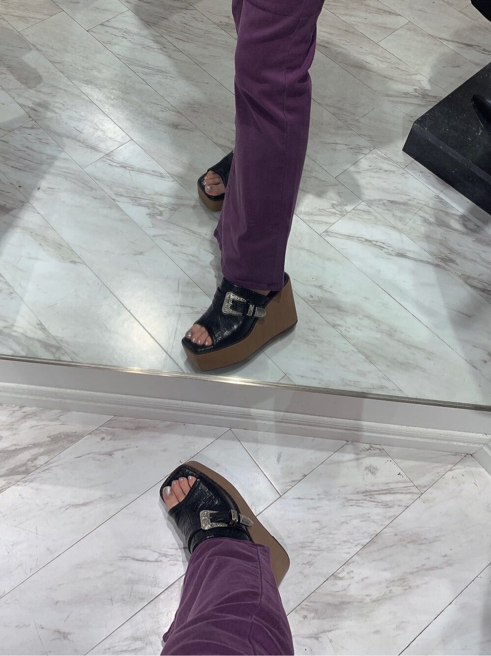 ブラック系のサンダル、パープル系のデニムパンツ、ブラック系のTシャツ/カットソーを着用したレディースの夏コーディネートの9枚目の写真