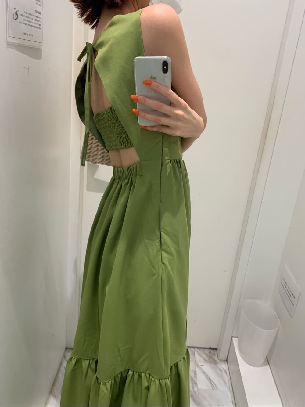 ホワイト系のサンダル、グリーン系のワンピース、ホワイト系のショルダーバッグを着用したレディースの夏コーディネートの3枚目の写真