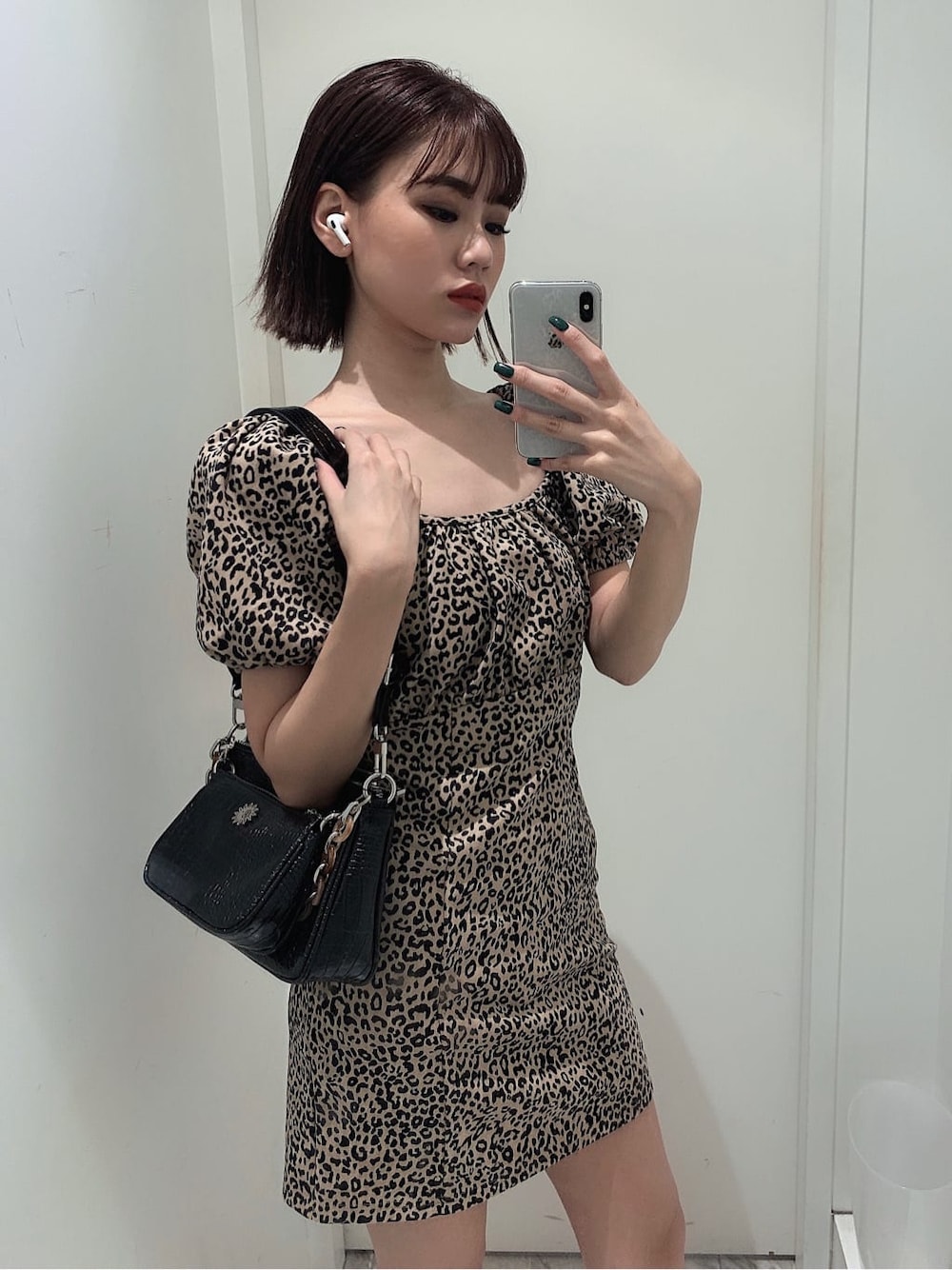 その他のワンピース、その他のブーツ、ブラック系のショルダーバッグを着用したレディースの夏コーディネートの2枚目の写真