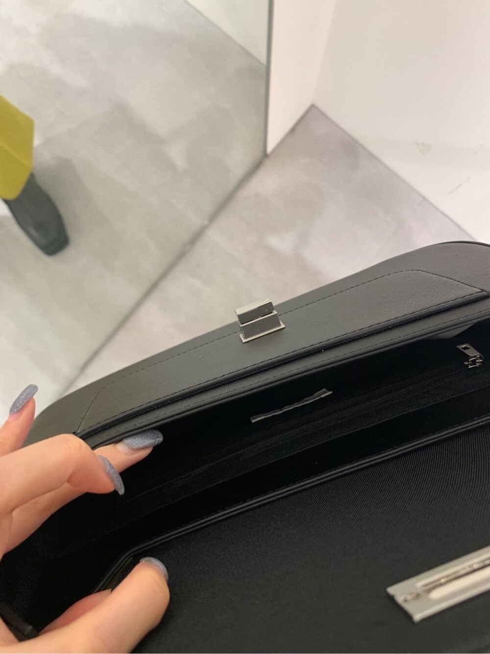 イエロー系のスラックス、ホワイト系のTシャツ/カットソー、ブラック系のブーツを着用したレディースの春コーディネートの9枚目の写真