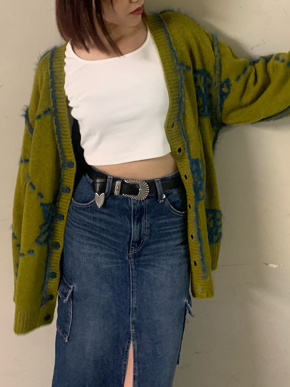 ブルー系のデニムスカート、ブルー系のカーディガン/ボレロ、ホワイト系のTシャツ/カットソーを着用したレディースの秋コーディネートの6枚目の写真