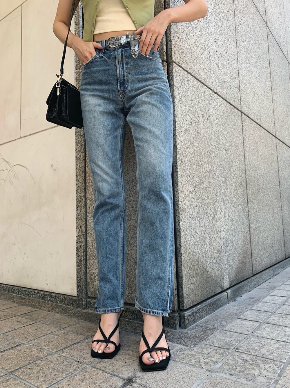 グリーン系のTシャツ/カットソー、ブルー系のデニムパンツ、ブラック系のサンダルを着用したレディースの夏コーディネートの5枚目の写真