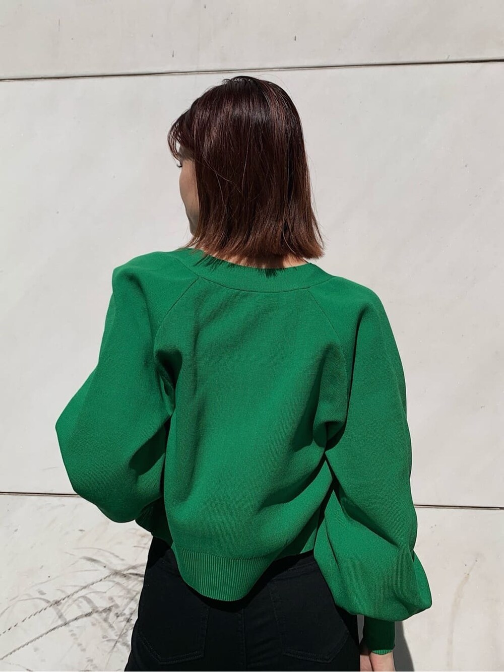 ブラック系のデニムパンツ、ブラック系のローファー、ブラック系のショルダーバッグを着用したレディースの春コーディネートの5枚目の写真