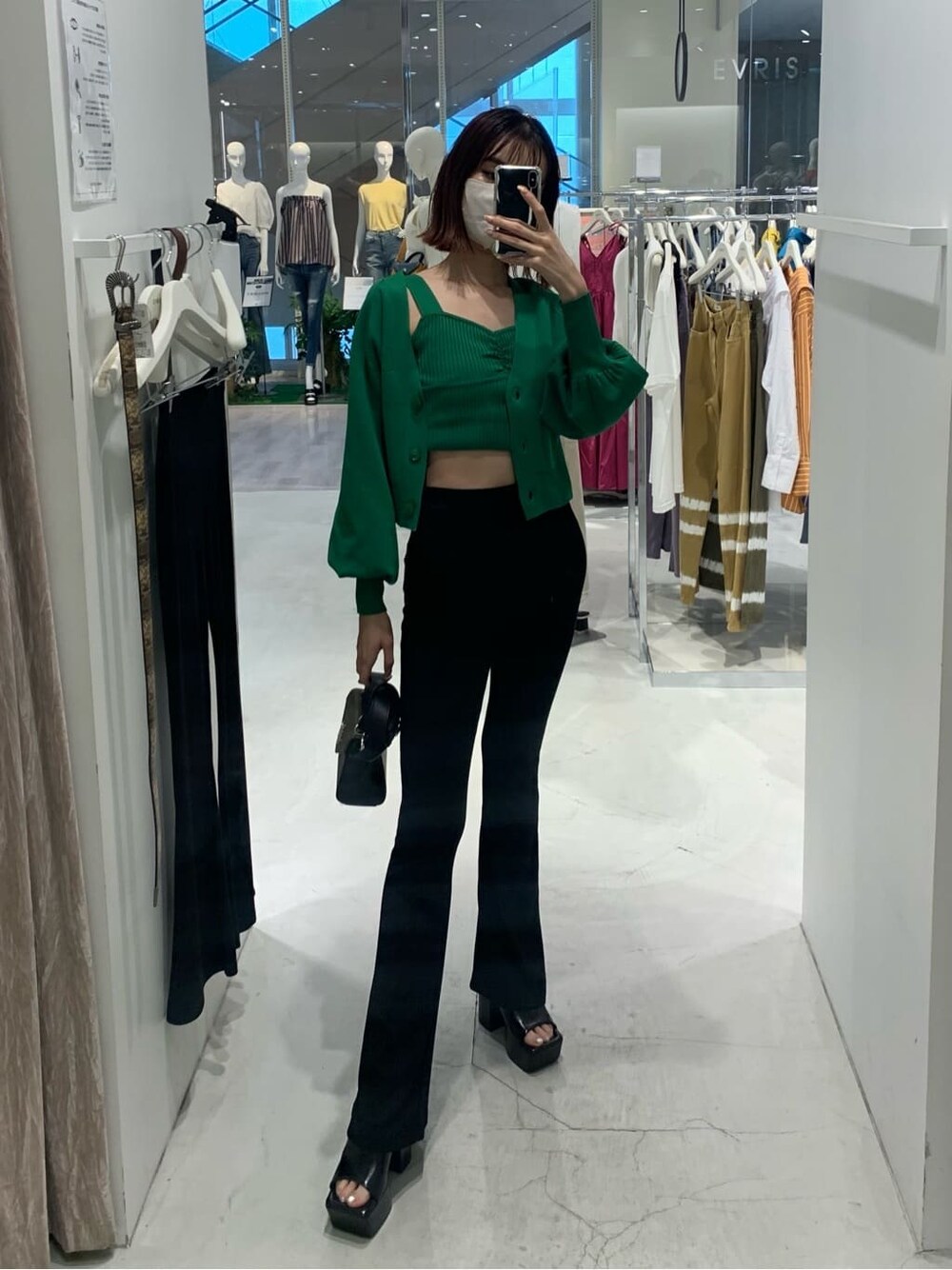 ブラック系のその他パンツ、ブラック系のサンダル、ブラック系のショルダーバッグを着用したレディースの夏コーディネートの2枚目の写真