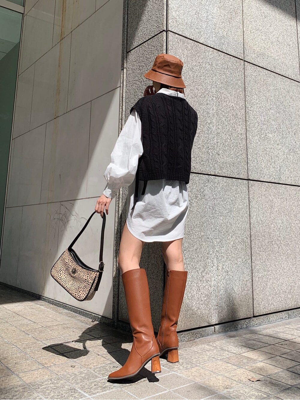 その他のショルダーバッグ、ホワイト系のシャツ/ブラウス、ブラック系のニット/セーターを着用したレディースの秋コーディネートの2枚目の写真