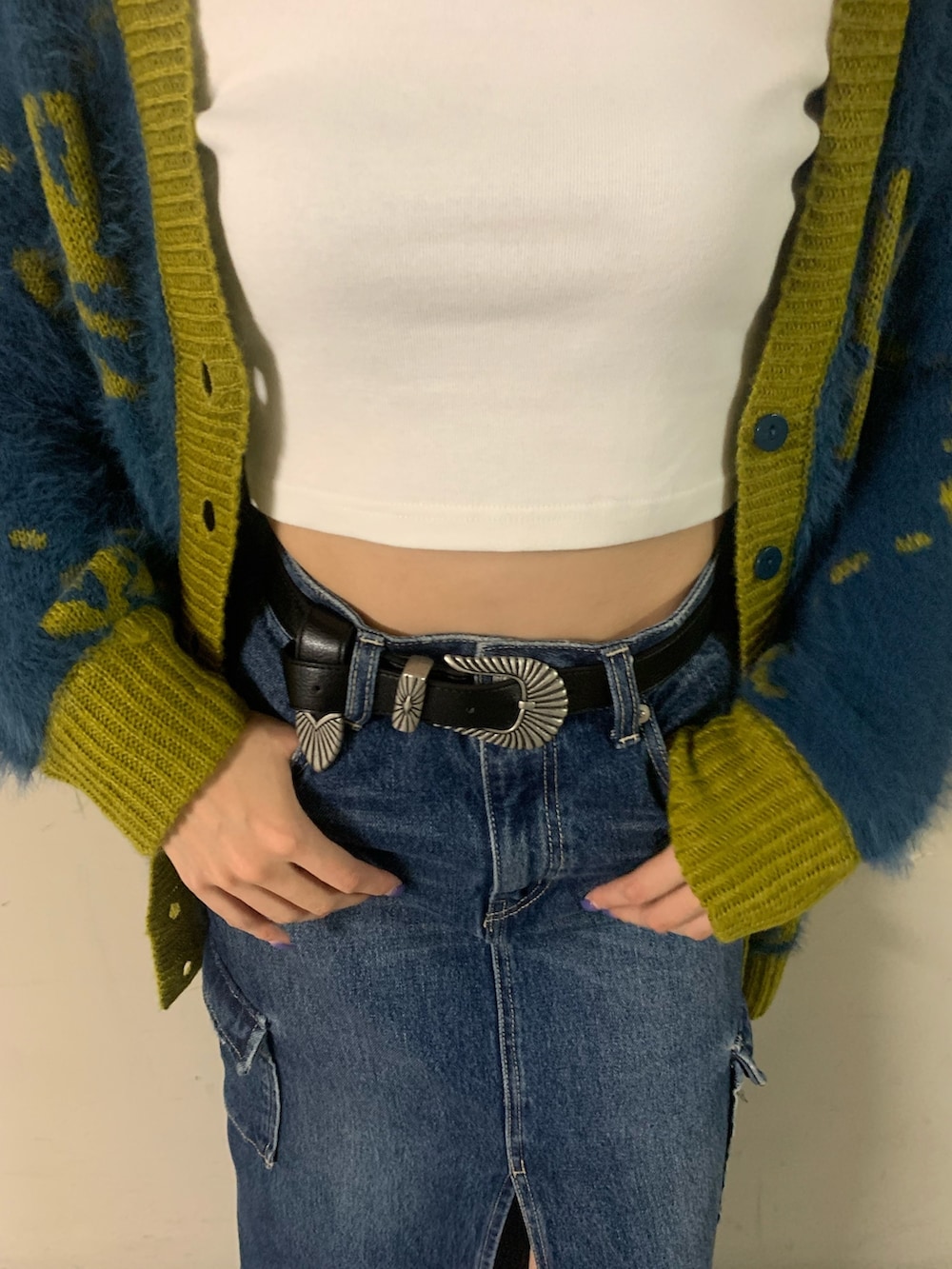 ブルー系のデニムスカート、ブルー系のカーディガン/ボレロ、ホワイト系のTシャツ/カットソーを着用したレディースの秋コーディネートの8枚目の写真