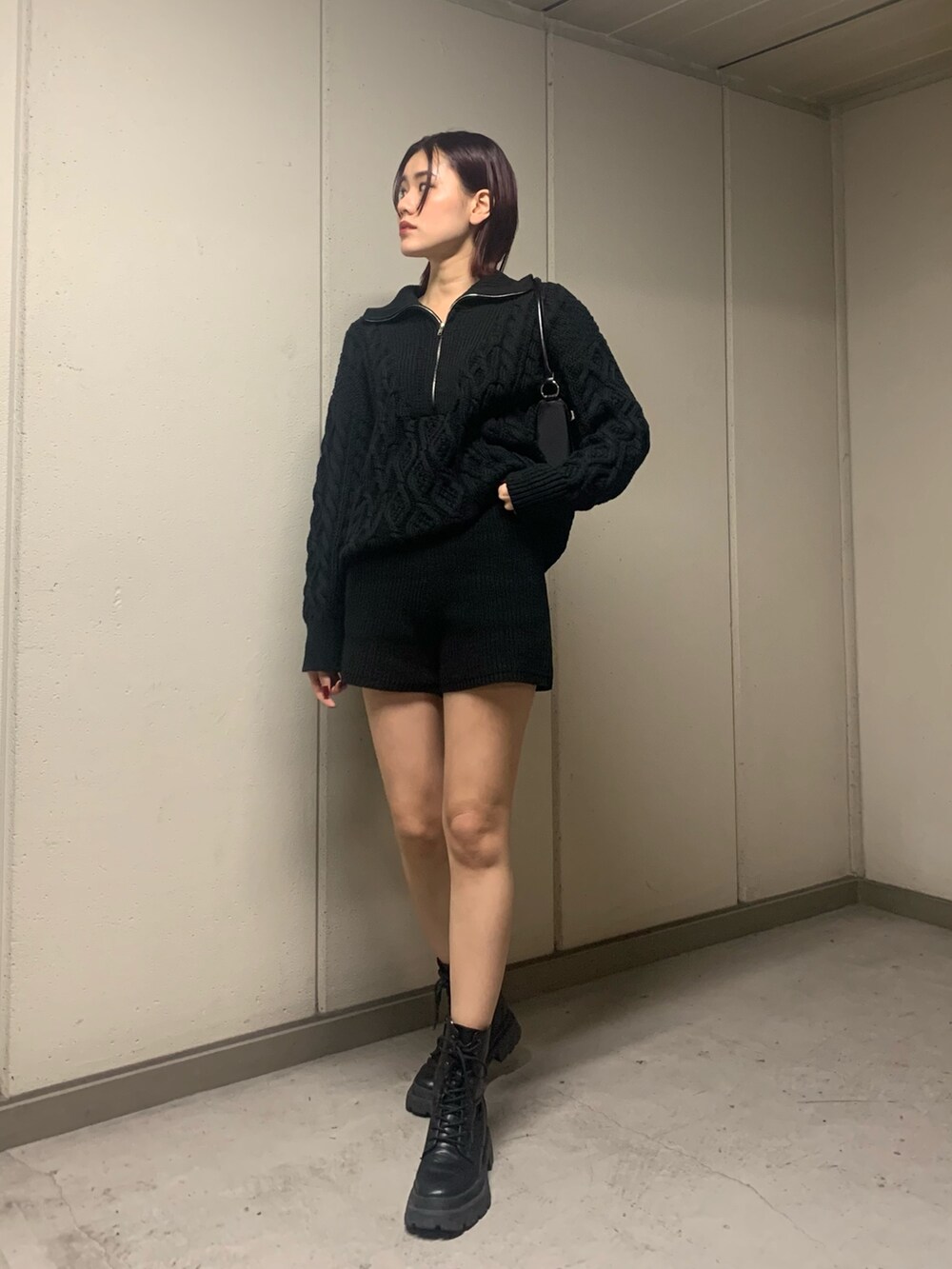 ブラック系のニット/セーター、ブラック系のハンドバッグ、ブラック系のその他パンツを着用したレディースの秋コーディネートの2枚目の写真