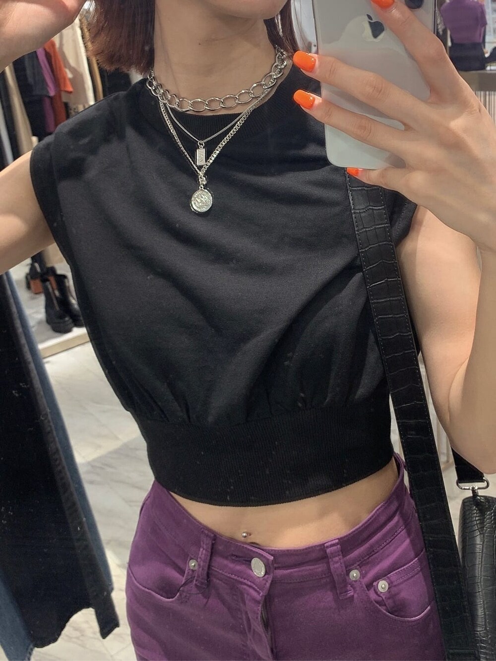 ブラック系のサンダル、パープル系のデニムパンツ、ブラック系のTシャツ/カットソーを着用したレディースの夏コーディネートの4枚目の写真