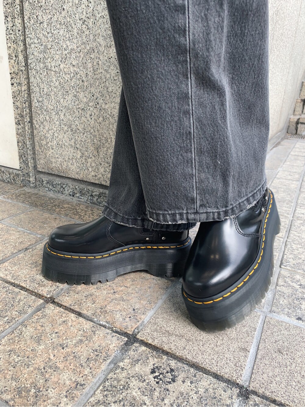 ブラック系のデニムパンツ、ブラック系のブーツ、ブラック系のショルダーバッグを着用したレディースの冬コーディネートの8枚目の写真