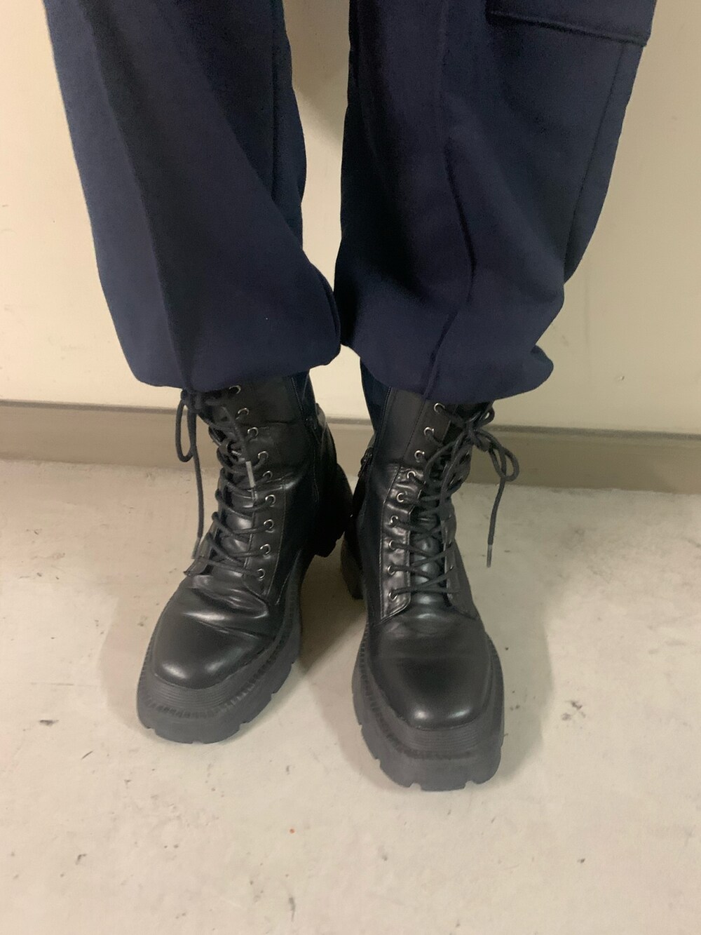 ブルー系のスウェット、ブルー系のスウェットパンツ、ホワイト系のハンドバッグを着用したレディースの秋コーディネートの8枚目の写真