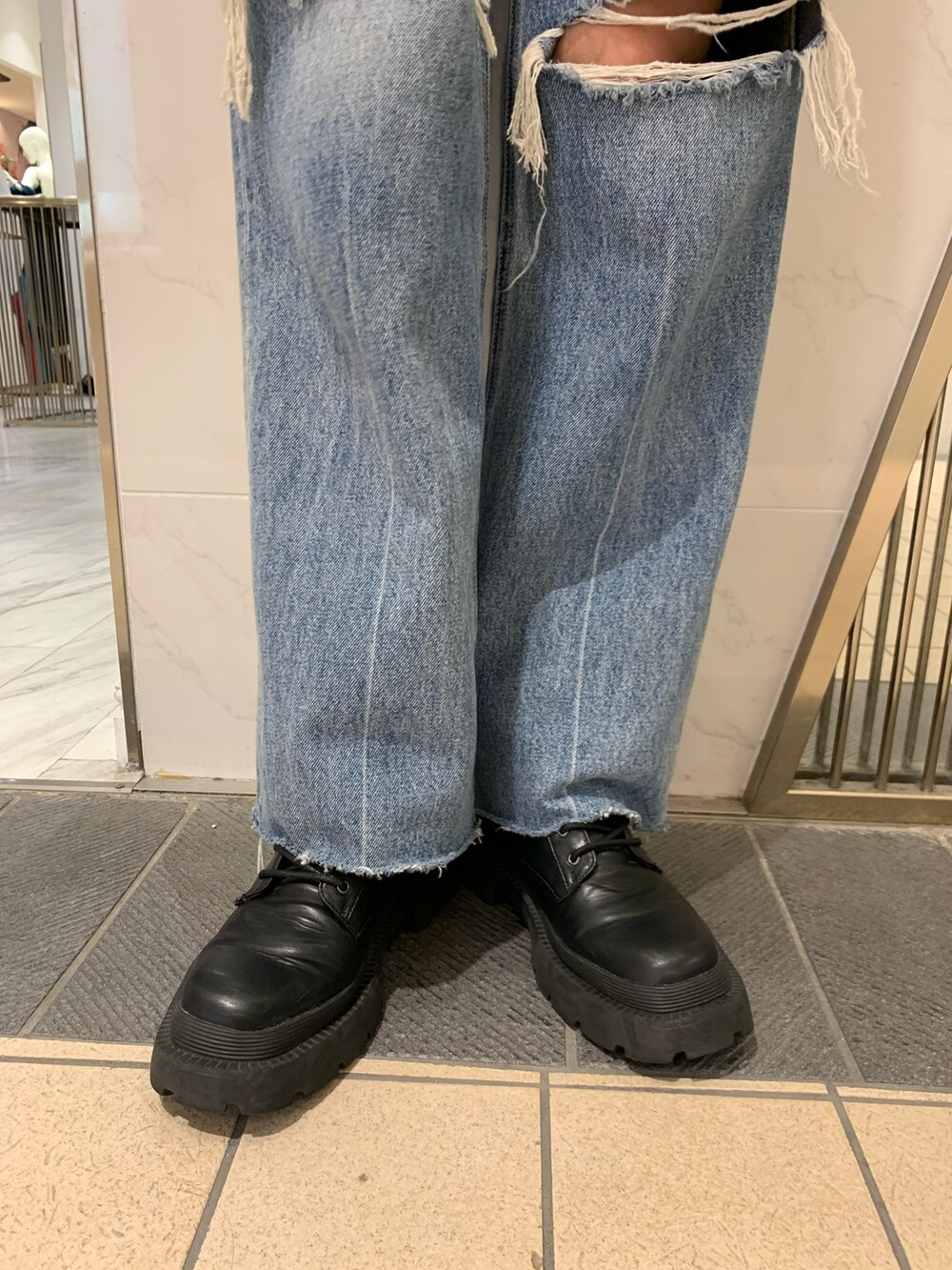 レッド系のニット/セーター、ブラック系のショルダーバッグ、ブルー系のデニムパンツを着用したレディースの夏コーディネートの10枚目の写真