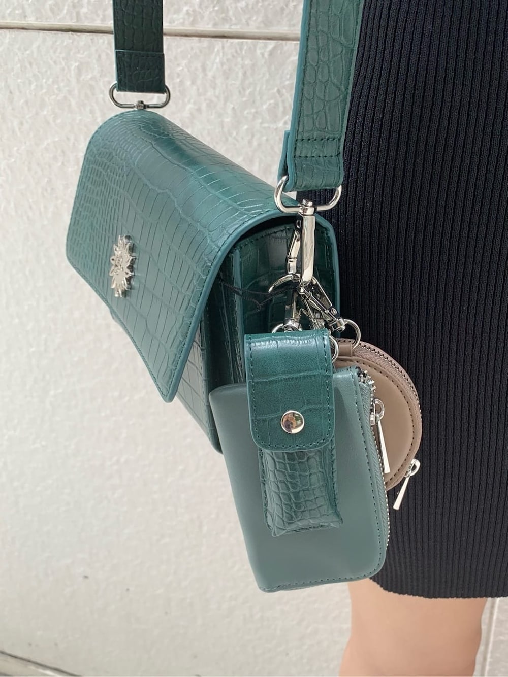 ブラック系のワンピース、ブラック系のブーツ、グリーン系のショルダーバッグを着用したレディースの夏コーディネートの6枚目の写真