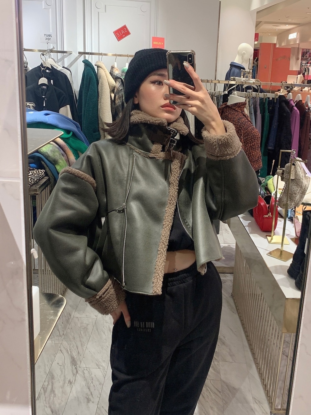 ブラック系のブルゾン、ブラック系のスウェットパンツ、ブラック系のスウェットを着用したレディースの冬コーディネートの4枚目の写真