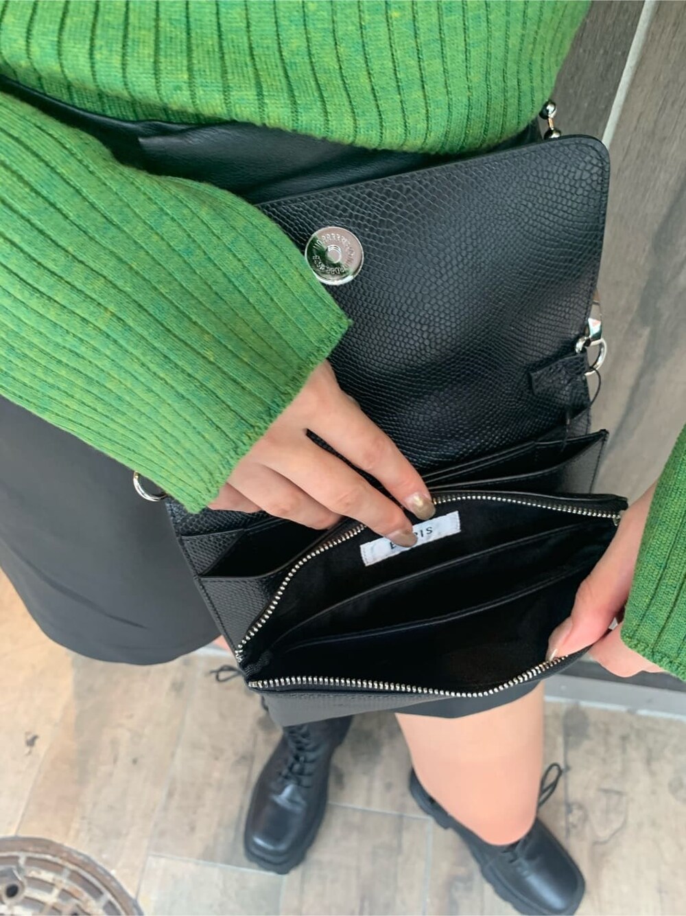 ブラック系のその他パンツ、ブラック系のブーツ、ブラック系のショルダーバッグを着用したレディースの秋コーディネートの8枚目の写真