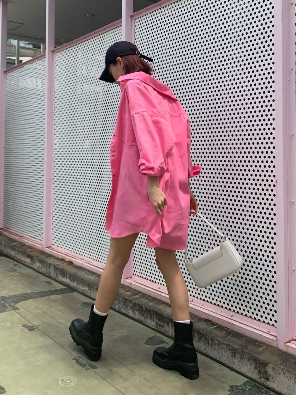 ピンク系のシャツ/ブラウス、ブラック系のブーツ、ブラック系のその他パンツを着用したレディースの夏コーディネートの3枚目の写真