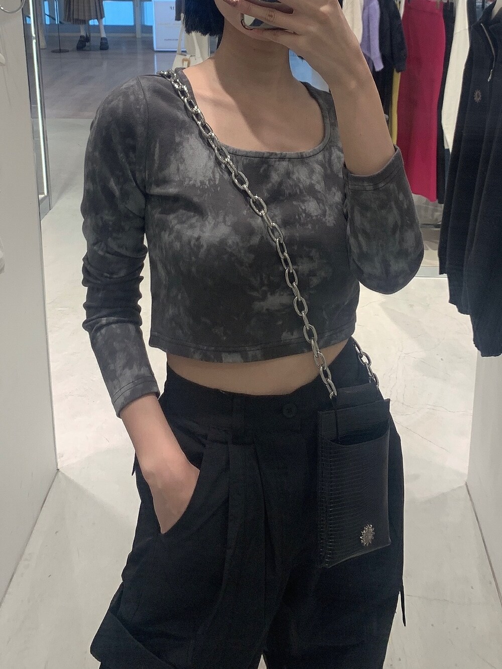 ブラック系のサンダル、ブラック系のTシャツ/カットソー、ブラック系のショルダーバッグを着用したレディースの春コーディネートの3枚目の写真