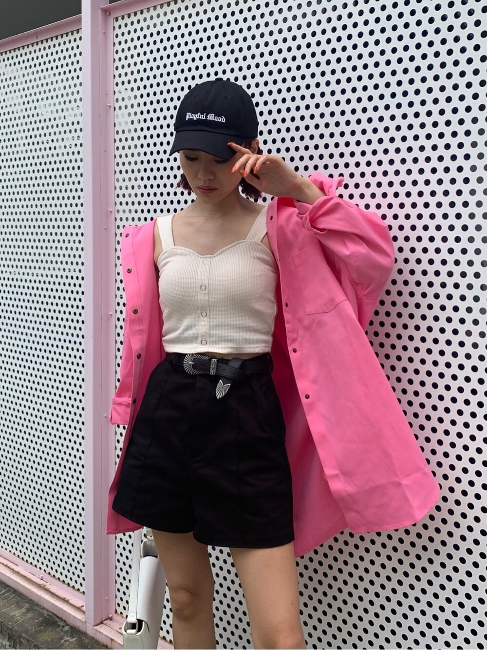 ピンク系のシャツ/ブラウス、ブラック系のブーツ、ブラック系のその他パンツを着用したレディースの夏コーディネートの4枚目の写真