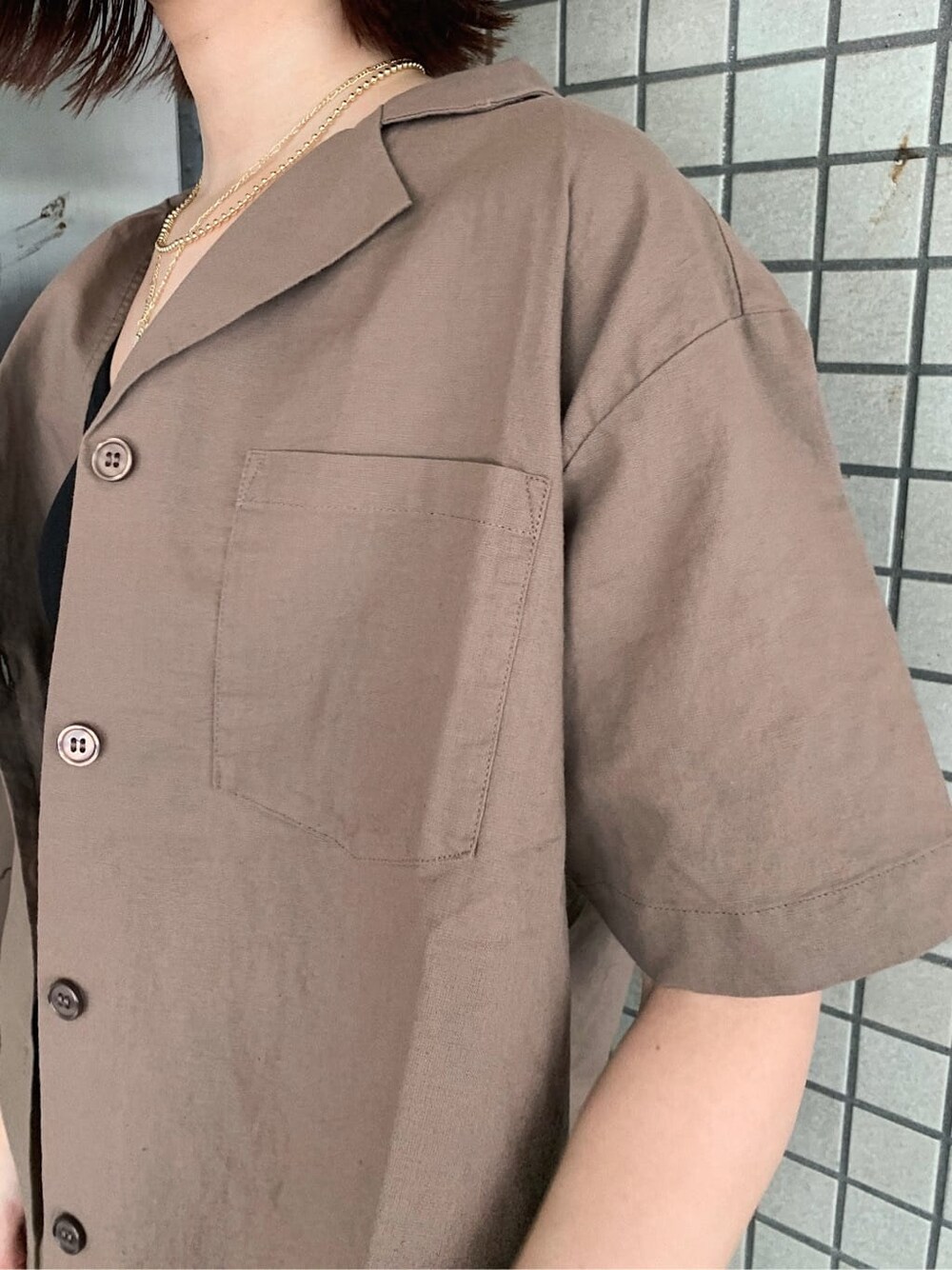 ブラウン系のその他パンツ、ブラック系のブーツ、ブラウン系のシャツ/ブラウスを着用したレディースの秋コーディネートの5枚目の写真