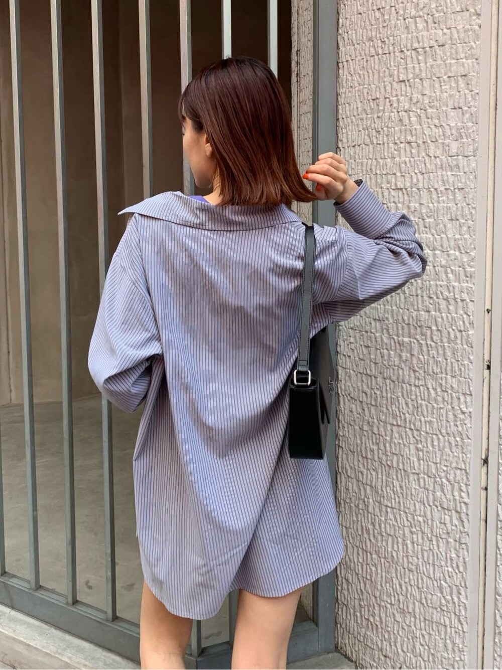 ブラック系のその他パンツ、ブラック系のワンピース、ブラック系のショルダーバッグを着用したレディースの夏コーディネートの4枚目の写真