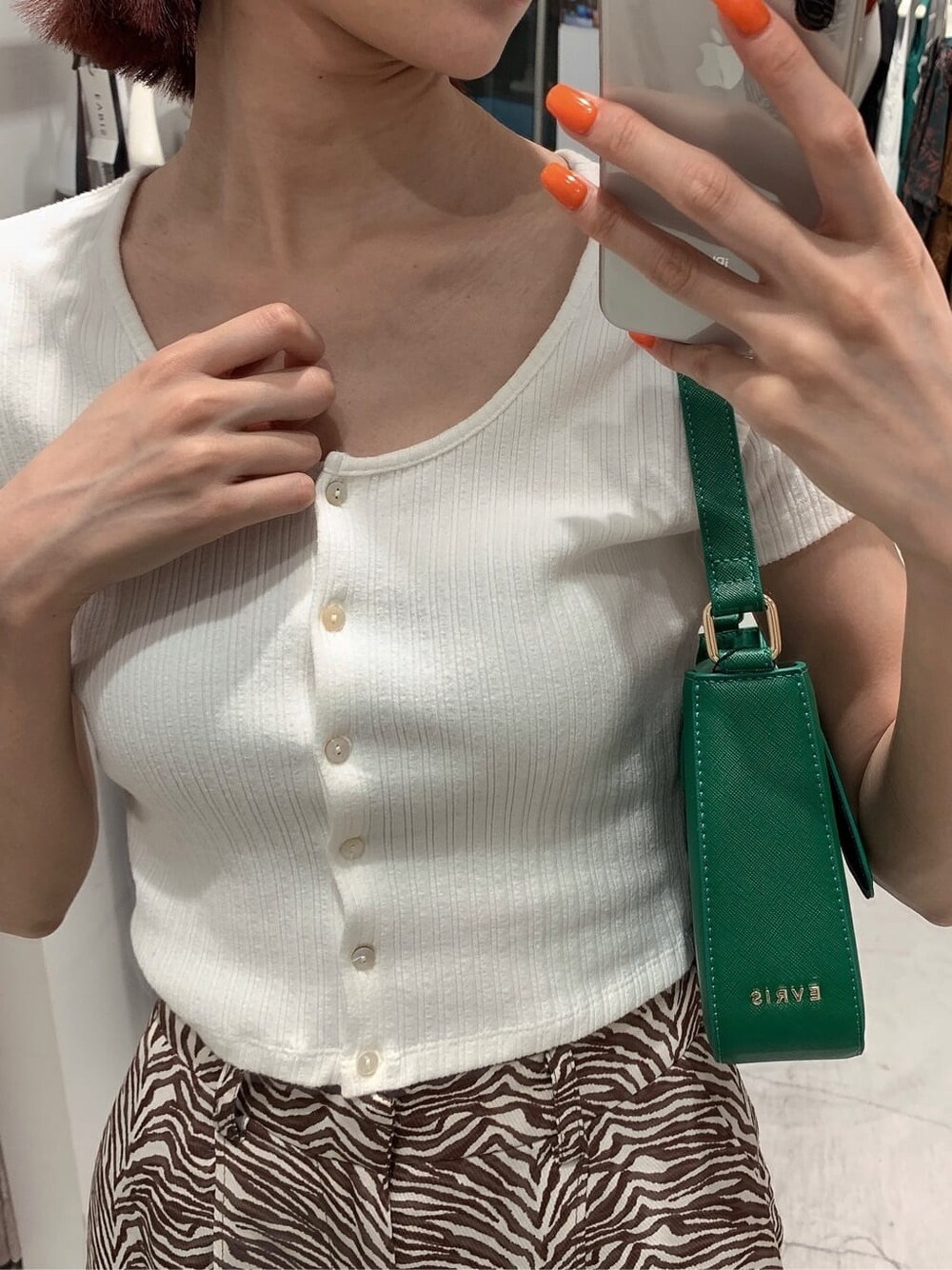 ホワイト系のTシャツ/カットソー、その他のその他パンツ、グリーン系のショルダーバッグを着用したレディースの春コーディネートの3枚目の写真