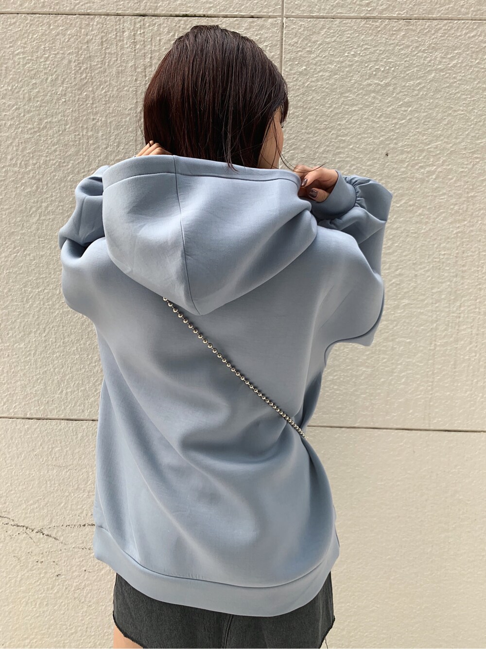 ブラック系のデニムスカートを着用したレディースの冬コーディネートの5枚目の写真