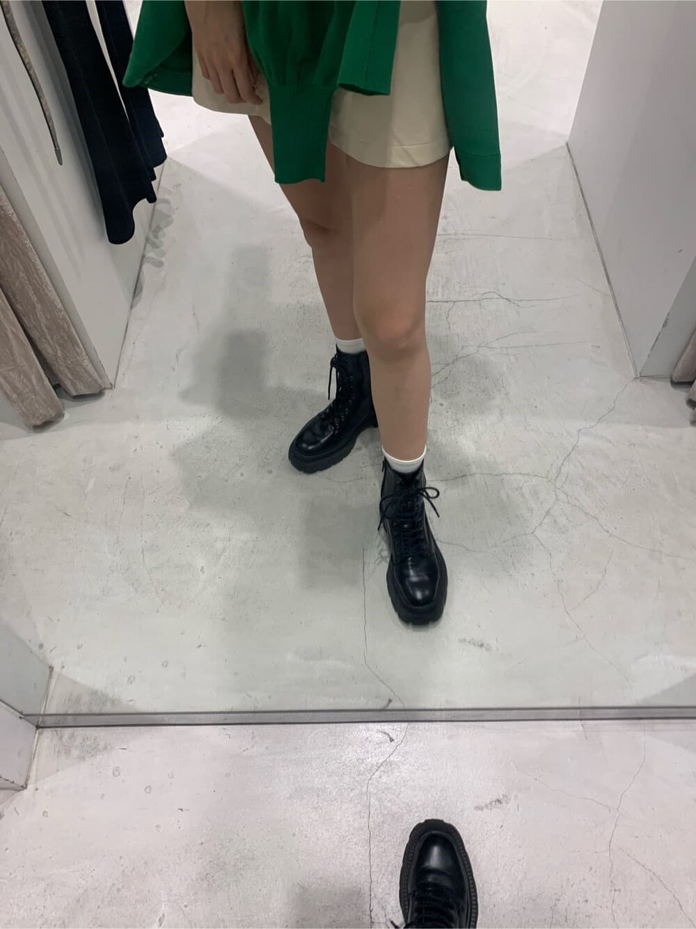 ホワイト系のその他パンツ、ブラック系のショルダーバッグ、グリーン系のカーディガン/ボレロを着用したレディースの夏コーディネートの5枚目の写真