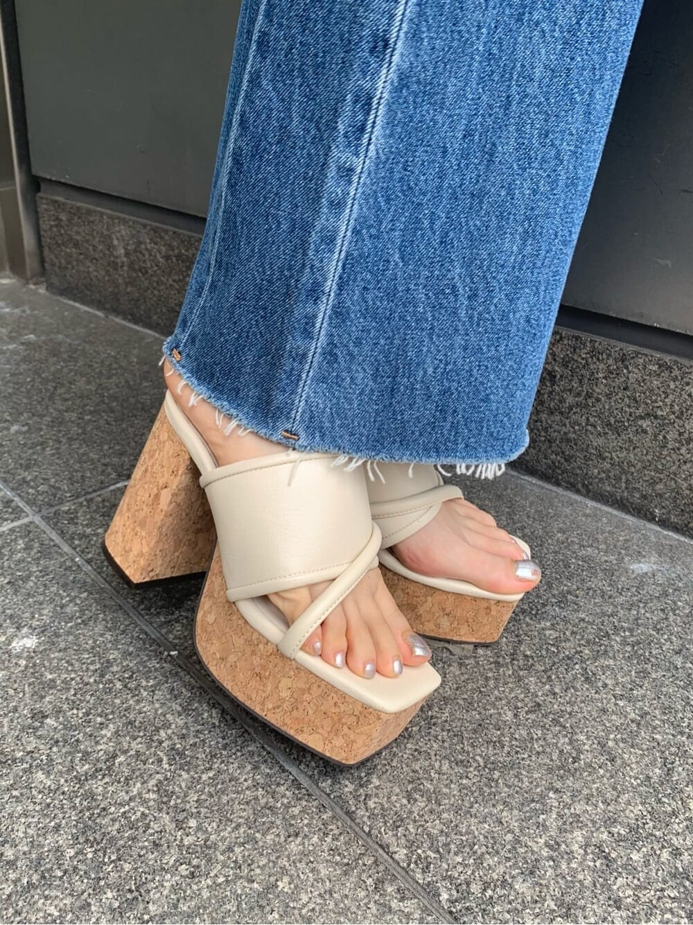 ホワイト系のシャツ/ブラウス、ホワイト系のショルダーバッグ、パープル系のキャミソールを着用したレディースの春コーディネートの8枚目の写真