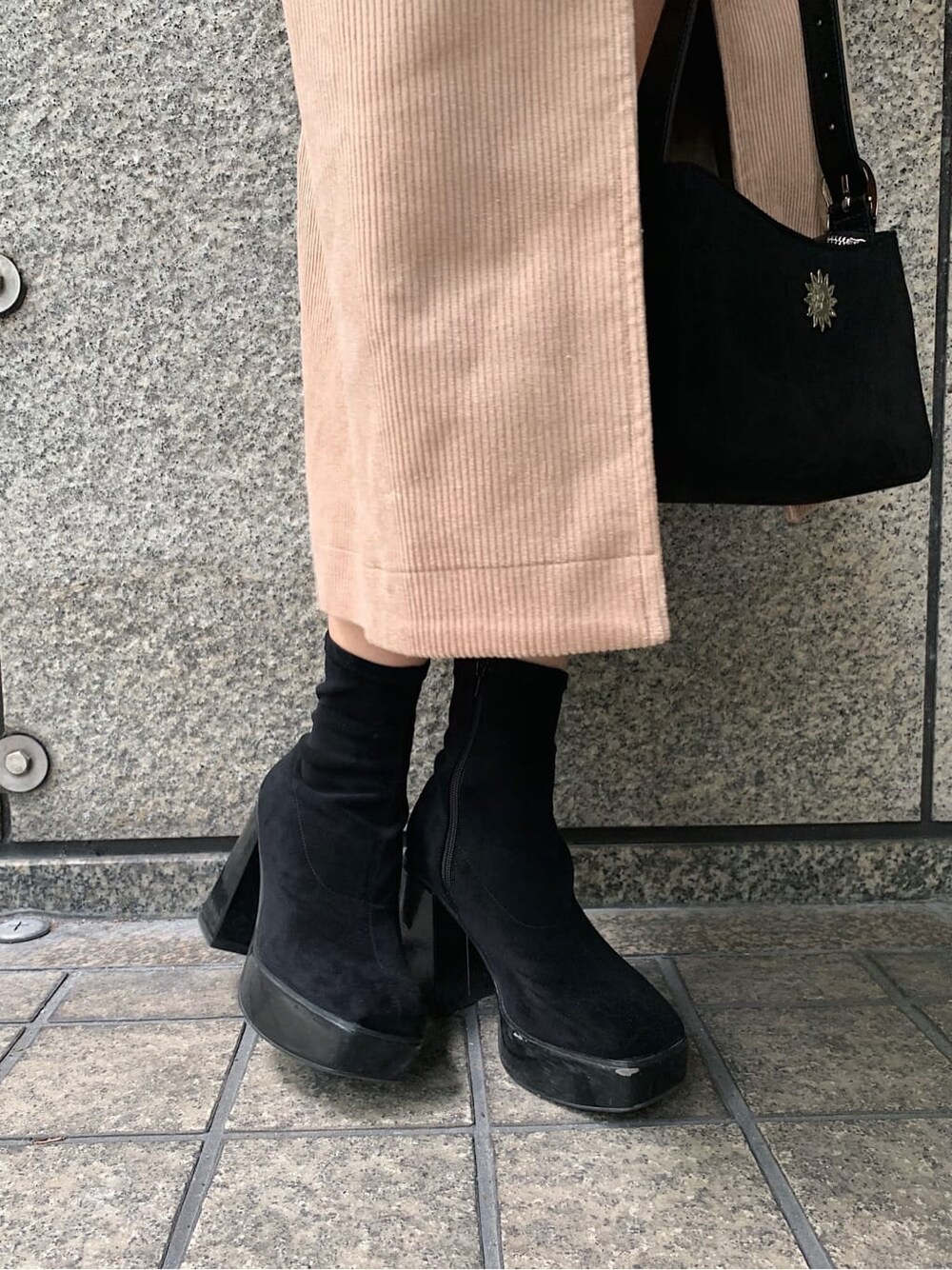 ブラック系のショルダーバッグ、ブラウン系のその他パンツ、ベージュ系のトレンチコートを着用したレディースの秋コーディネートの8枚目の写真