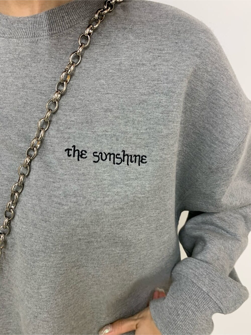 ブラック系のブーツ、グレー系のスウェット、ブラック系のブルゾンを着用したレディースの秋コーディネートの4枚目の写真