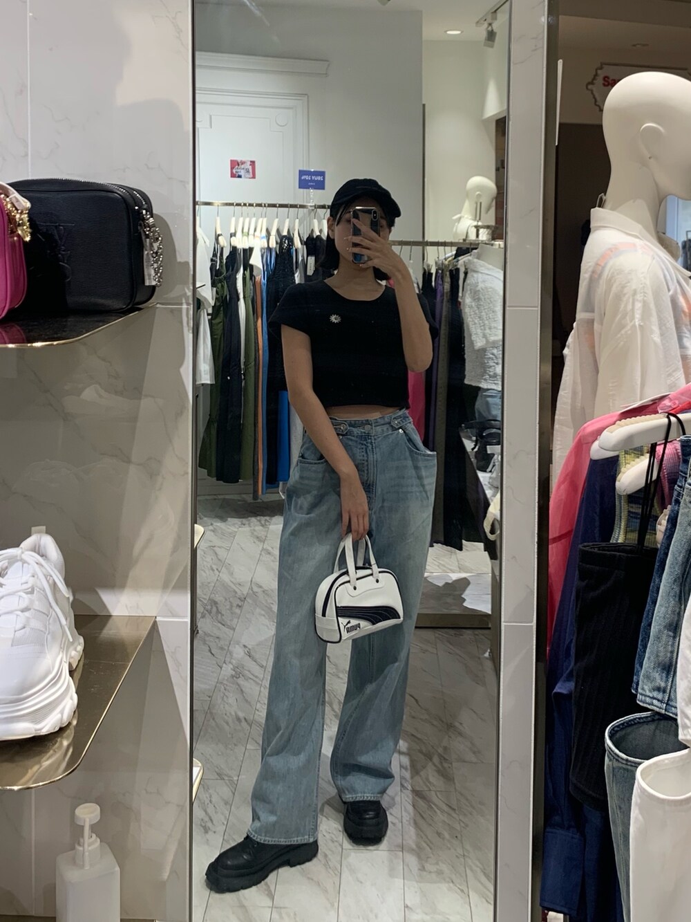 ブラック系のTシャツ/カットソー、ブルー系のデニムパンツ、ブラック系のブーツを着用したレディースの春コーディネートの2枚目の写真