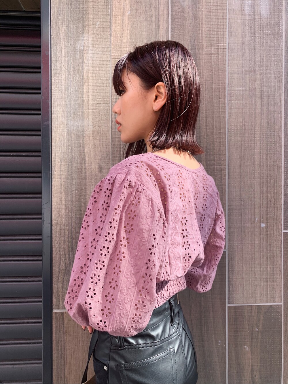 ピンク系のシャツ/ブラウス、ブラック系のデニムパンツ、ブラック系のキャミソールを着用したレディースの春コーディネートの4枚目の写真