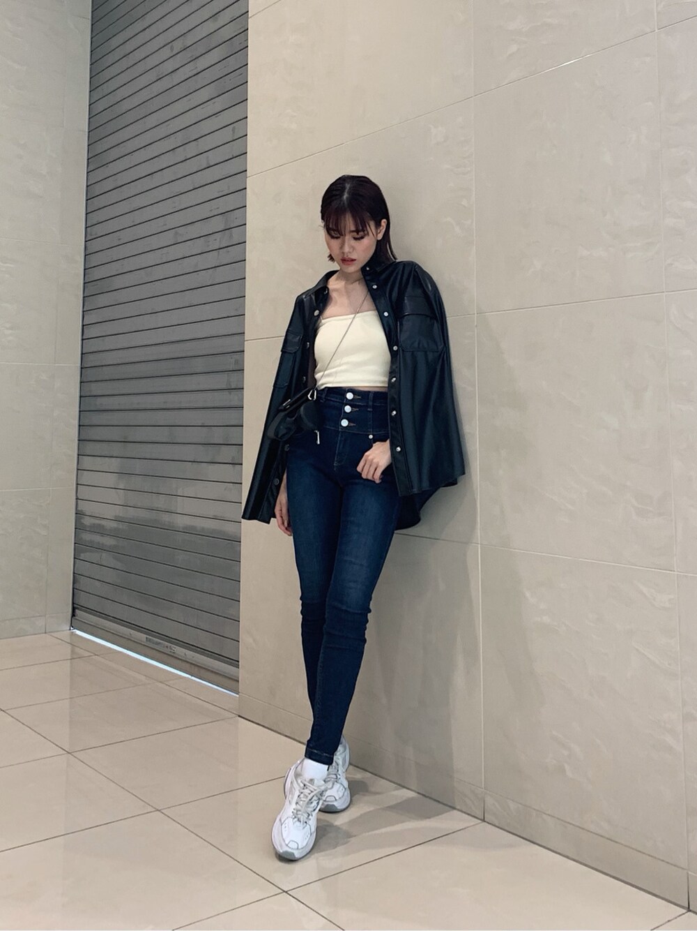 ブルー系のデニムパンツを着用したレディースの春コーディネートの2枚目の写真