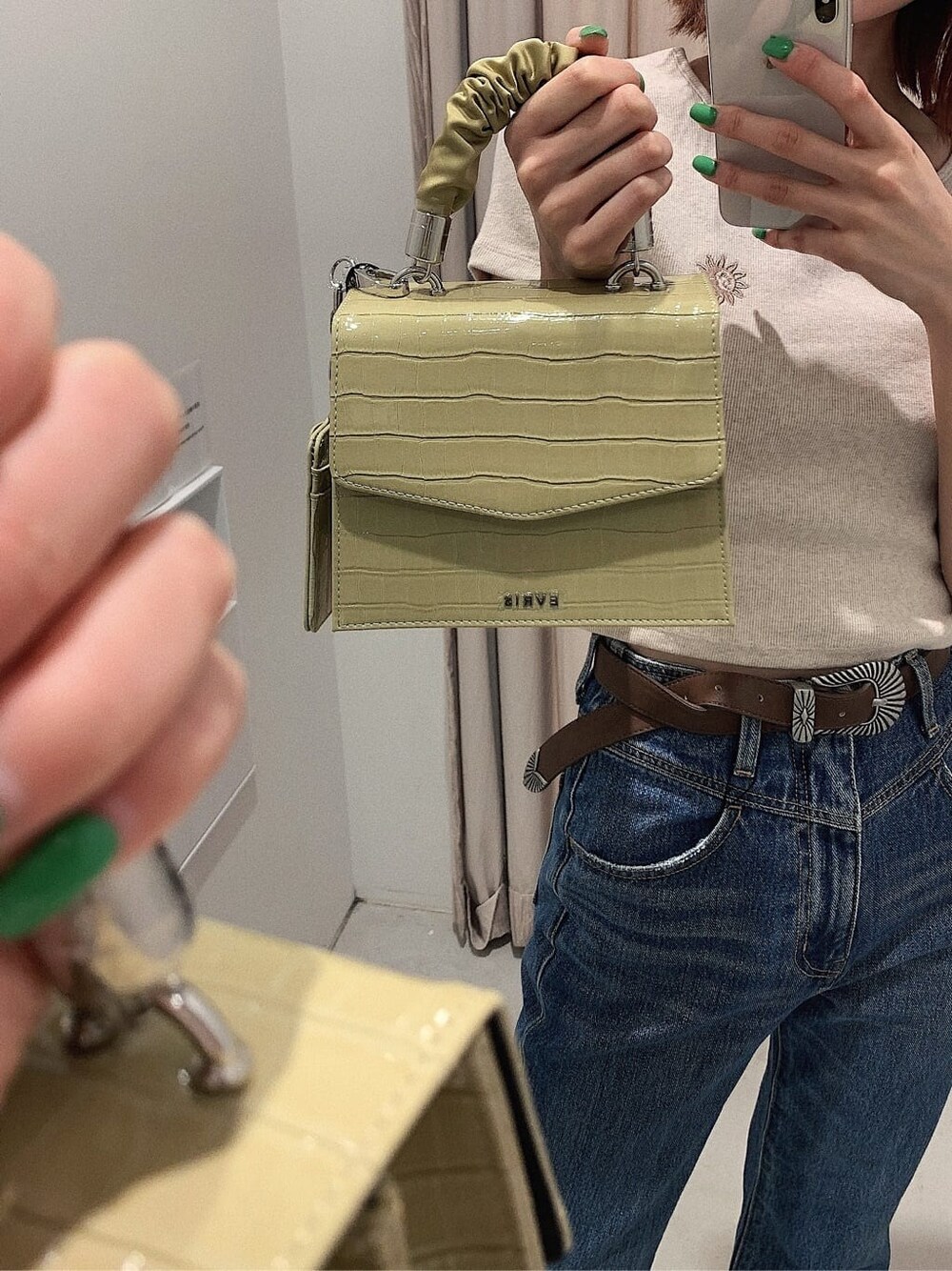 ブラウン系のパンプス、ブルー系のデニムパンツ、ベージュ系のTシャツ/カットソーを着用したレディースの春コーディネートの8枚目の写真