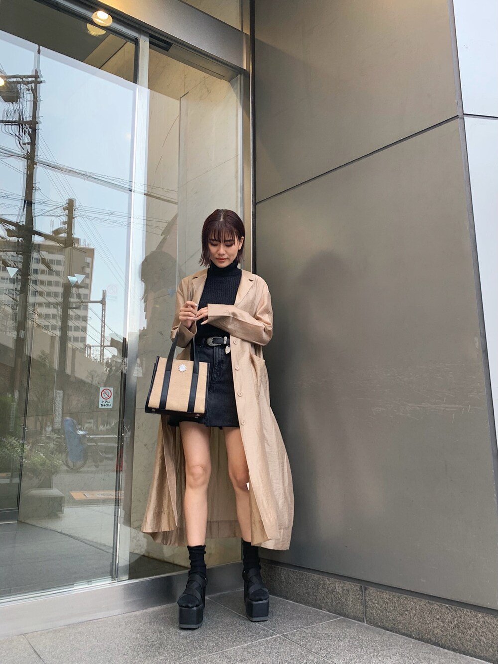 ベージュ系のその他アウター、ブラック系のサンダル、ブラック系のタンクトップを着用したレディースの春コーディネートの3枚目の写真