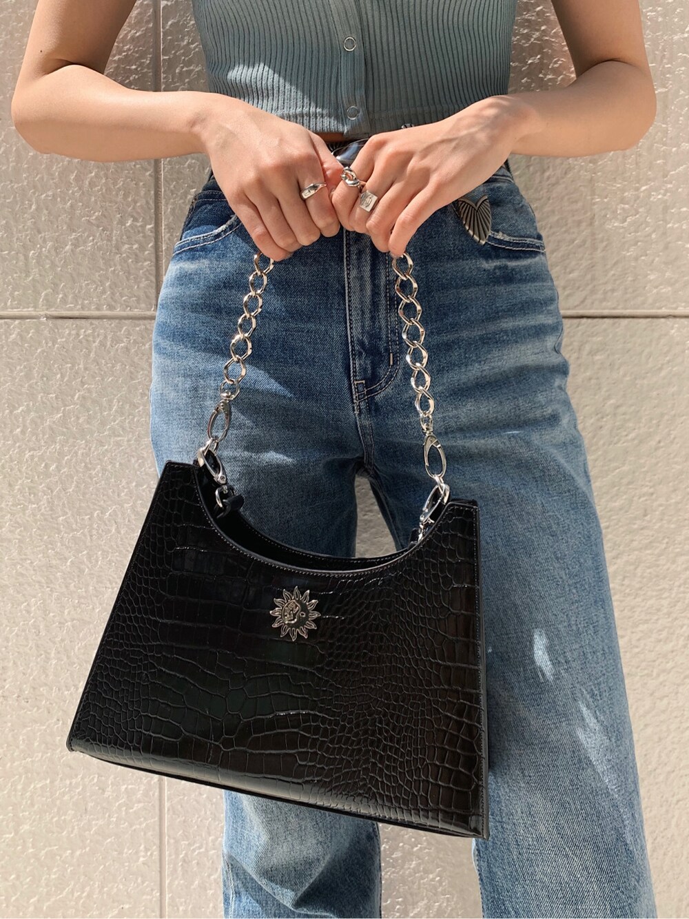 ブラック系のサンダル、ブルー系のデニムパンツ、その他のベルトを着用したレディースの春コーディネートの6枚目の写真