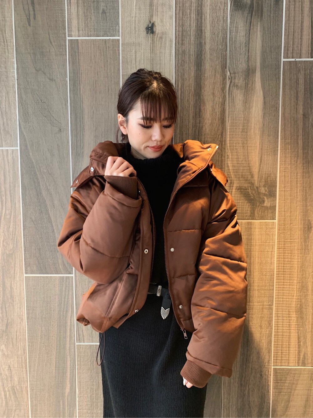 ブラック系のワンピース、ブラック系のベルトを着用したレディースの冬コーディネートの7枚目の写真