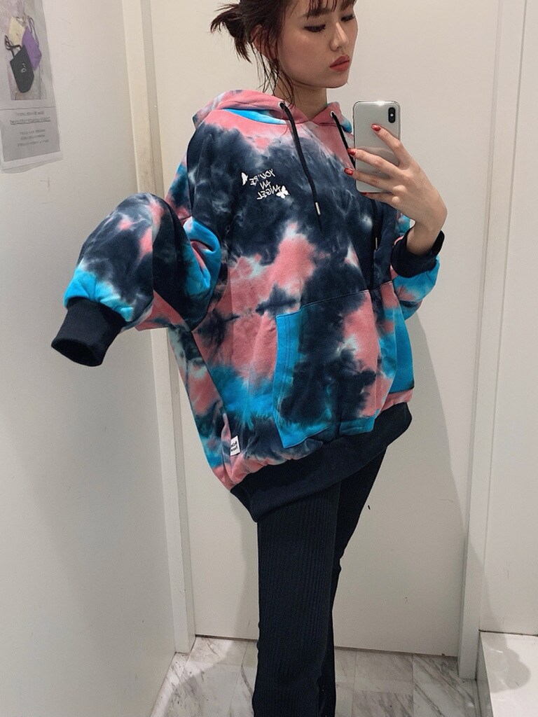 ブラック系のレギンス/スパッツを着用したレディースの秋コーディネートの3枚目の写真