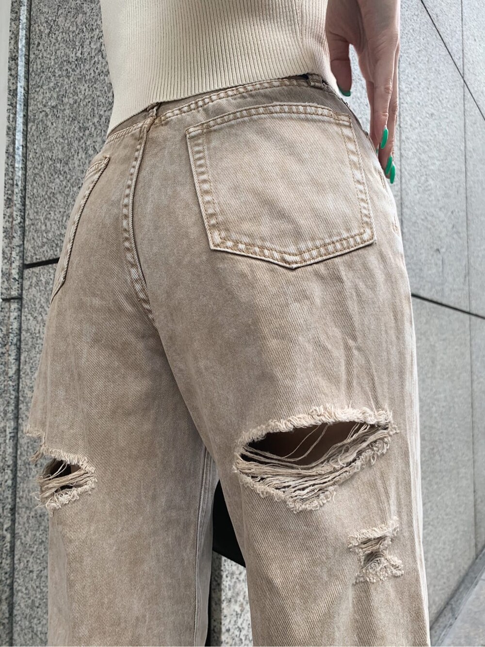 ブラック系のサンダル、ベージュ系のデニムパンツ、ホワイト系のニット/セーターを着用したレディースの夏コーディネートの7枚目の写真