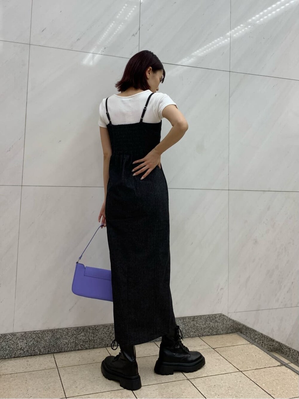 ホワイト系のTシャツ/カットソー、ブラック系のワンピース、パープル系のショルダーバッグを着用したレディースの夏コーディネートの3枚目の写真