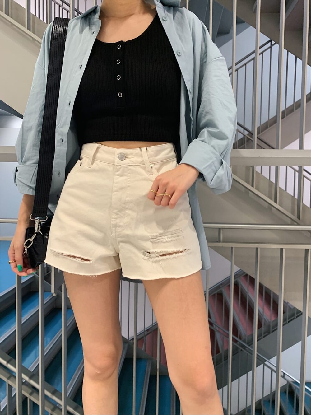 ホワイト系のデニムパンツ、ブルー系のシャツ/ブラウス、ブラック系のブーツを着用したレディースの夏コーディネートの6枚目の写真