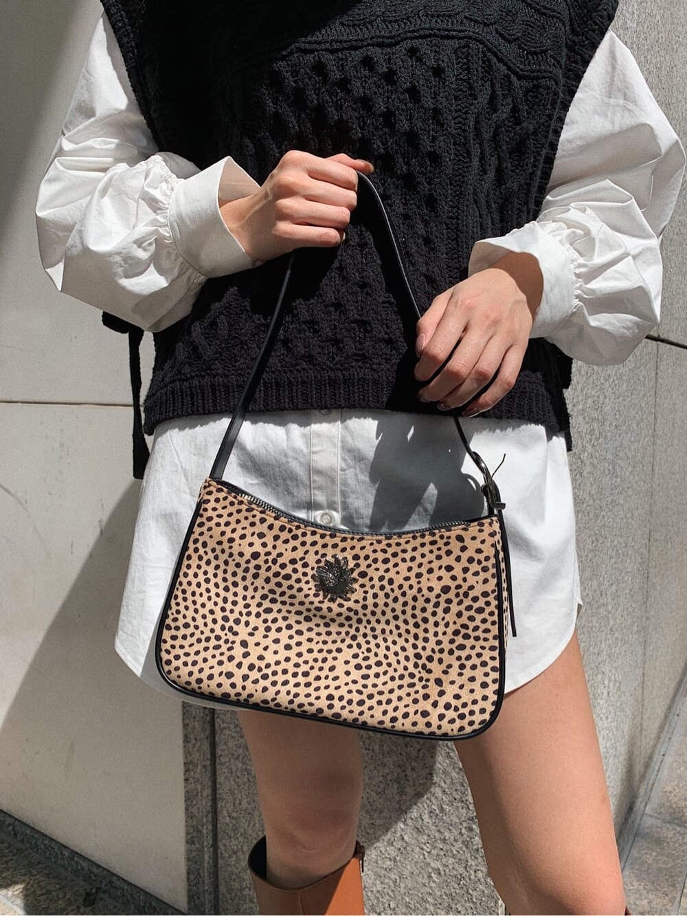 その他のショルダーバッグ、ホワイト系のシャツ/ブラウス、ブラック系のニット/セーターを着用したレディースの秋コーディネートの7枚目の写真