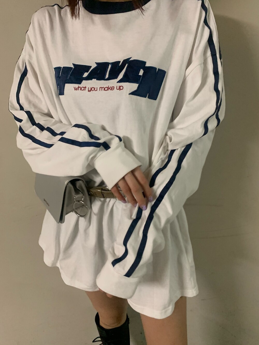 ホワイト系のワンピース、シルバー系のショルダーバッグ、ブラック系のブーツを着用したレディースの秋コーディネートの5枚目の写真