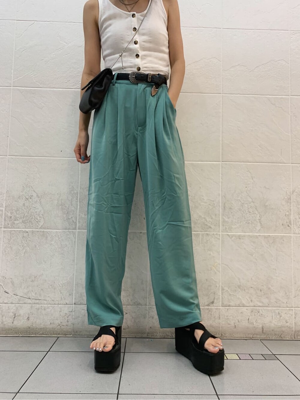 ホワイト系のタンクトップ、ブラック系のサンダル、ブルー系のその他パンツを着用したレディースの夏コーディネートの4枚目の写真