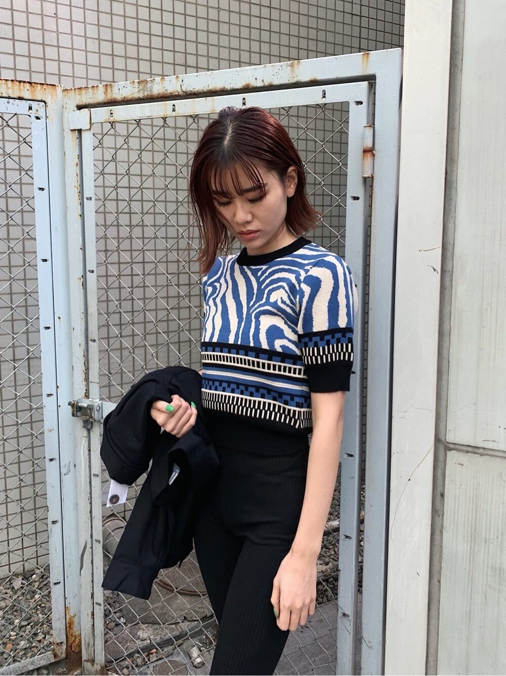 ブラック系のその他パンツ、ブラック系のブーツ、ブルー系のニット/セーターを着用したレディースの春コーディネートの5枚目の写真